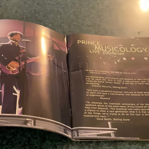 PRINCE  Tshirt & Concert Book + 1 - Picture 5 of 9